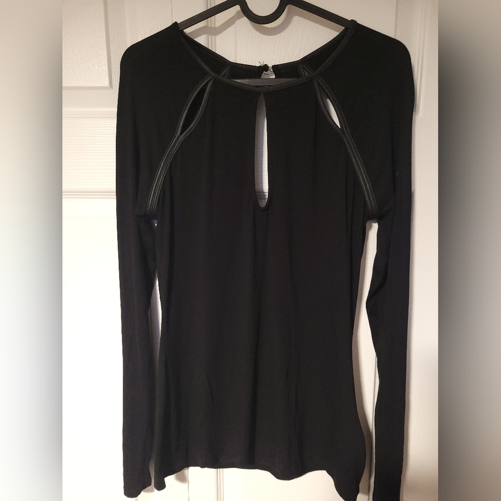 🦋 2/$20 🦋 Black Long Sleeve Cutout Top